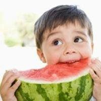 可爱男孩吃瓜头像高清,可爱男孩吃瓜头像，萌态十足