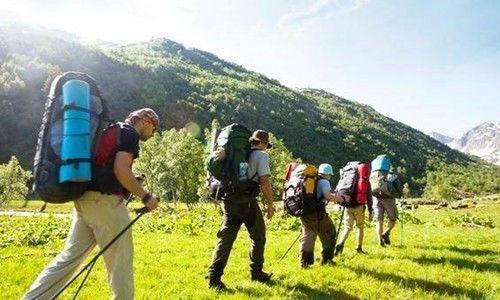 公园爬山吃瓜图片,公园爬山休闲时光