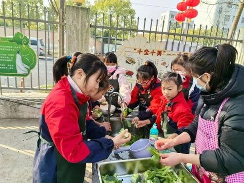 前进小学吃瓜,吃瓜乐趣多，校园生活添色彩