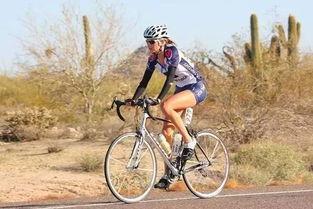 龙井骑行男女吃瓜,男女欢聚一堂，共享瓜果时光