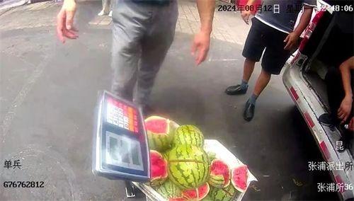 看警察抓人吃瓜,围观群众“吃瓜”热议