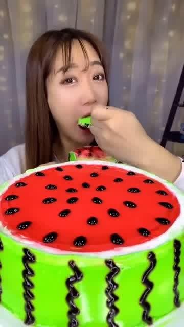 小姐姐吃瓜大蛋糕,小姐姐畅享大蛋糕的欢乐时光